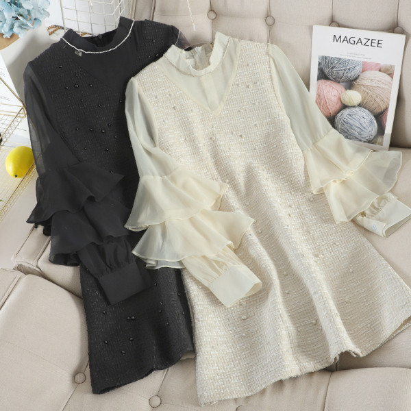 Stílusos női ruha gyöngyökkel és tüll ujjakkal bézs és fekete színben