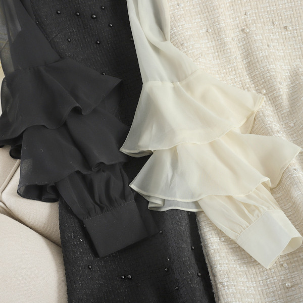 Stílusos női ruha gyöngyökkel és tüll ujjakkal bézs és fekete színben