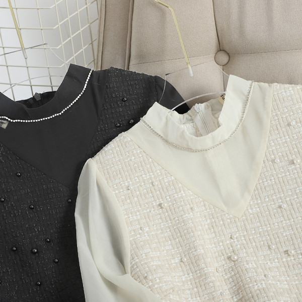 Stílusos női ruha gyöngyökkel és tüll ujjakkal bézs és fekete színben