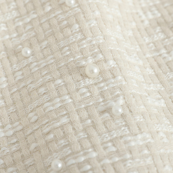 Stílusos női ruha gyöngyökkel és tüll ujjakkal bézs és fekete színben