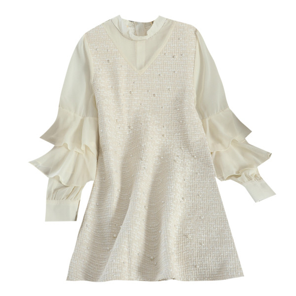 Stílusos női ruha gyöngyökkel és tüll ujjakkal bézs és fekete színben