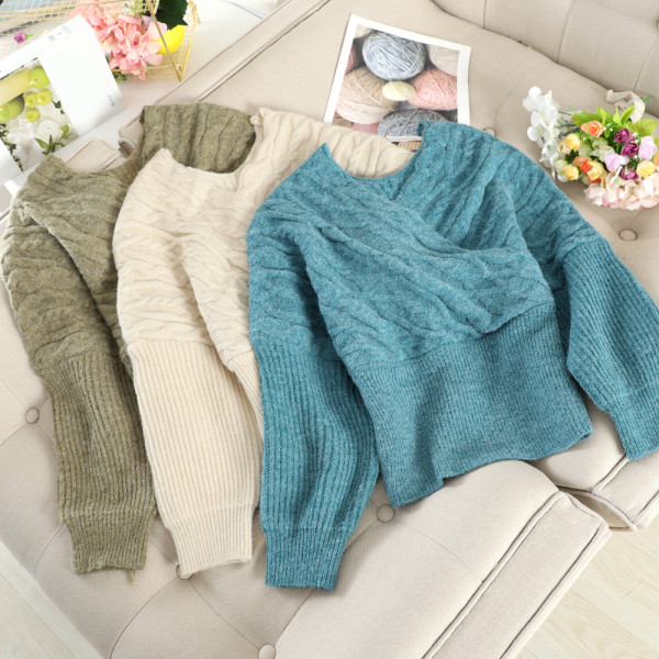 Μοντέρνο γυναικείο πουλόβερ  με λαιμόκοψη και μακρύ μανίκι σε διαφορετικά χρώματα