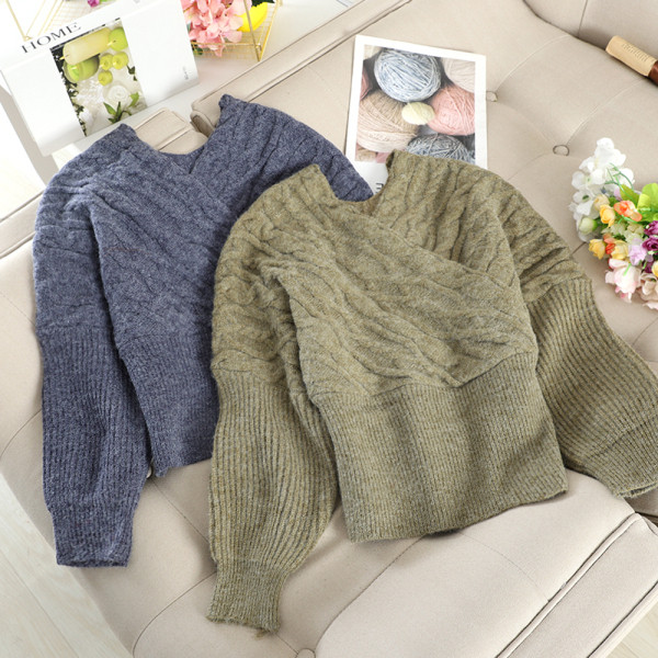 Μοντέρνο γυναικείο πουλόβερ  με λαιμόκοψη και μακρύ μανίκι σε διαφορετικά χρώματα