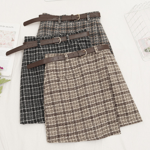 Kockás női szoknya három színben, magas derékkal és övvel