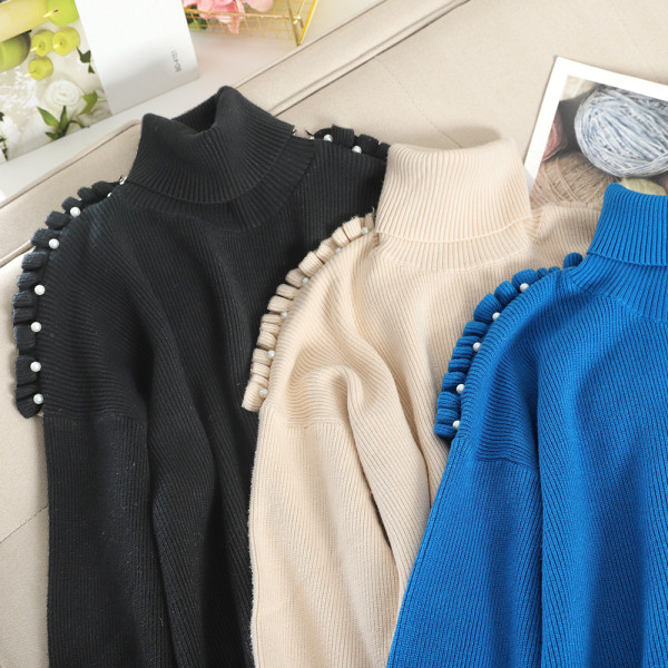 Γυναικείο πουλόβερ με κολάρο και πέρλες σε μπλε, μπεζ και μαύρο χρώμα