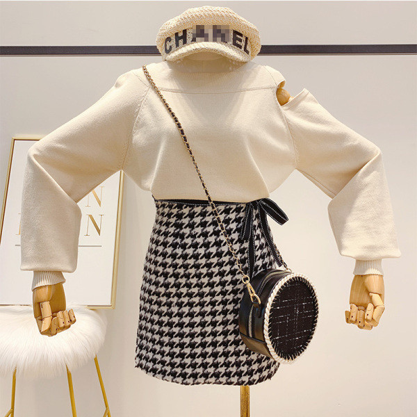 Γυναικείο πουλόβερ  με γυμνό ώμο σε διάφορα χρώματα