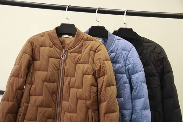 Női téli rövid téli kabát fekete, kék és barna cipzárral