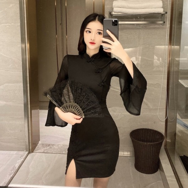 Κομψό γυναικείο φόρεμα με φαρδιά μανίκια σε ροζ και μαύρο χρώμα