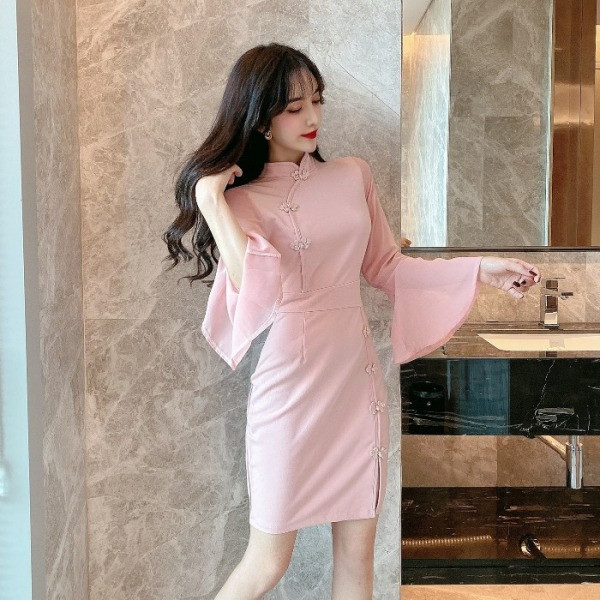 Κομψό γυναικείο φόρεμα με φαρδιά μανίκια σε ροζ και μαύρο χρώμα