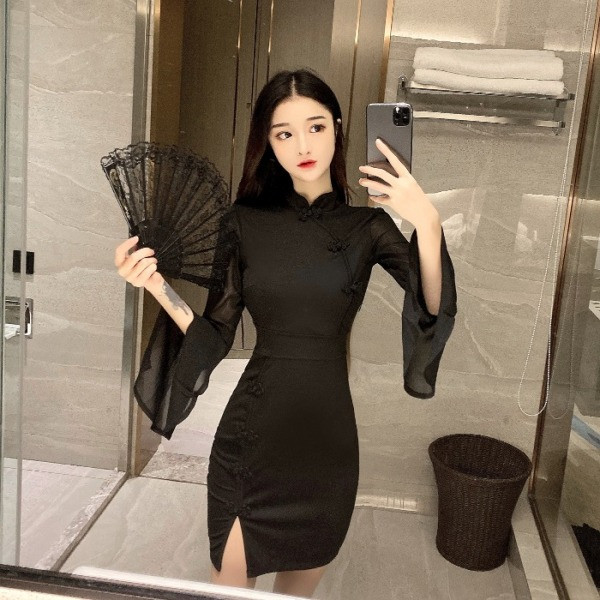 Κομψό γυναικείο φόρεμα με φαρδιά μανίκια σε ροζ και μαύρο χρώμα