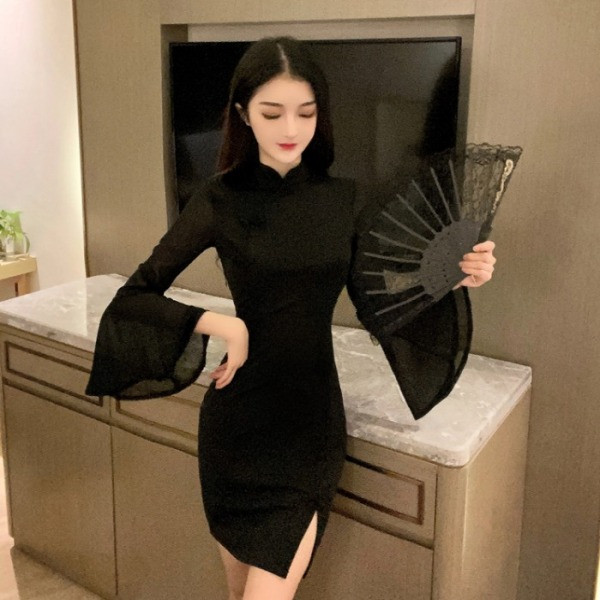 Κομψό γυναικείο φόρεμα με φαρδιά μανίκια σε ροζ και μαύρο χρώμα