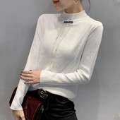 Női őszi-téli blúz kerek nyakkivágással, fém elemekkel