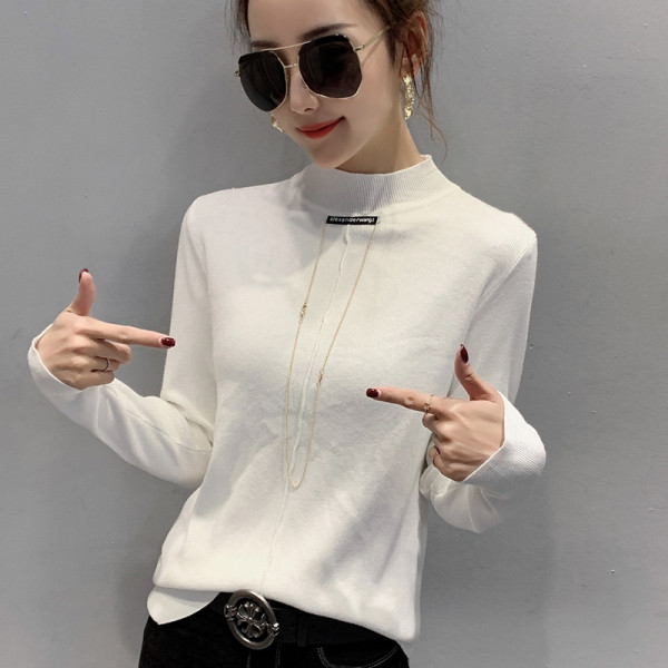 Női őszi-téli blúz kerek nyakkivágással, fém elemekkel