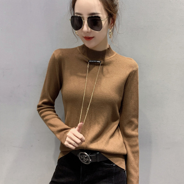 Női őszi-téli blúz kerek nyakkivágással, fém elemekkel