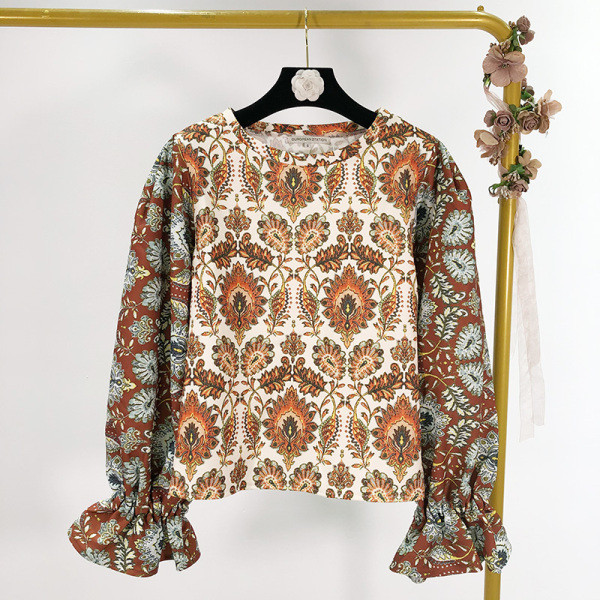 Μικρή casual μπλούζα με μακριά μανίκια και χρωματιστό μοτίβο