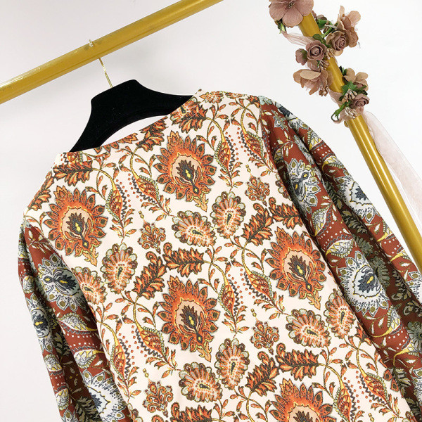 Μικρή casual μπλούζα με μακριά μανίκια και χρωματιστό μοτίβο