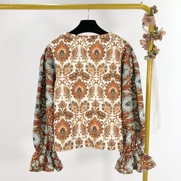 Μικρή casual μπλούζα με μακριά μανίκια και χρωματιστό μοτίβο