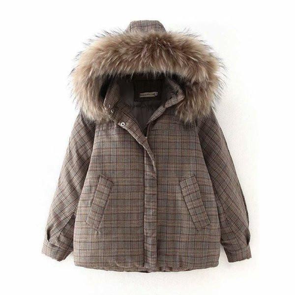 Κομψό γυναικείο καρό χειμερινό μπουφάν με κουκούλα σε καφέ χρώμα