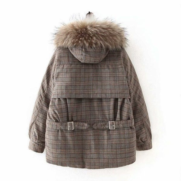 Κομψό γυναικείο καρό χειμερινό μπουφάν με κουκούλα σε καφέ χρώμα