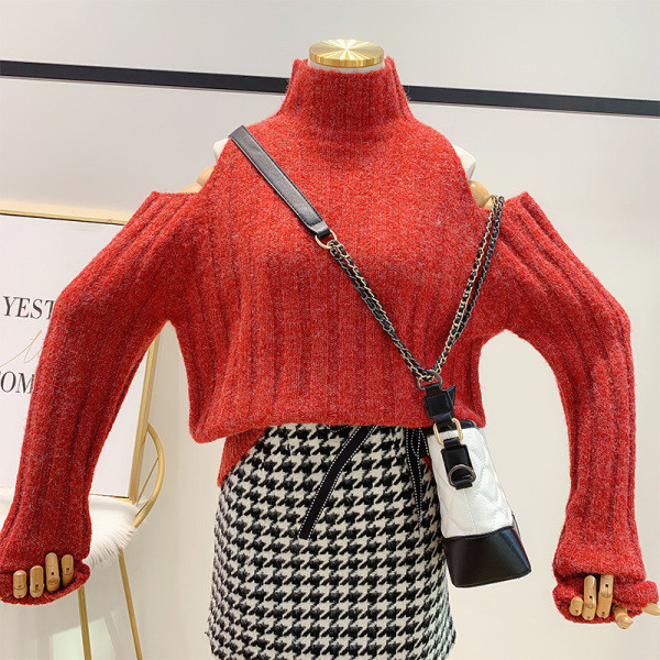 Γυναικείο πουλόβερ με γυμνά ώμους και ψηλό γιακά