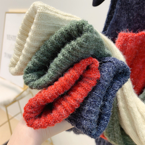 Γυναικείο πουλόβερ με γυμνά ώμους και ψηλό γιακά