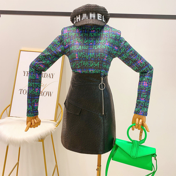 Μοντέρνα γυναικεία μπλούζα με στρογγυλη λαιμόκοψη σε δύο χρώματα