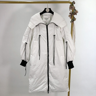 Hosszú téli kabát fűzővel és cipzárral fehér és fekete színben