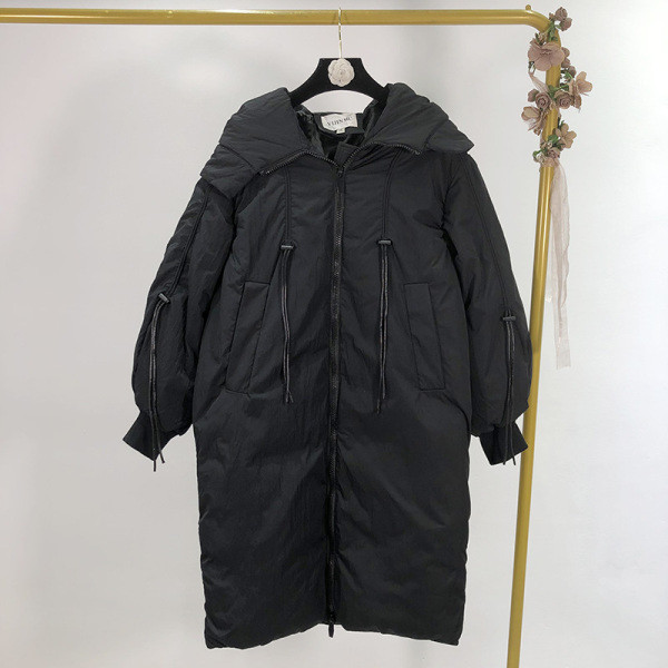 Hosszú téli kabát fűzővel és cipzárral fehér és fekete színben