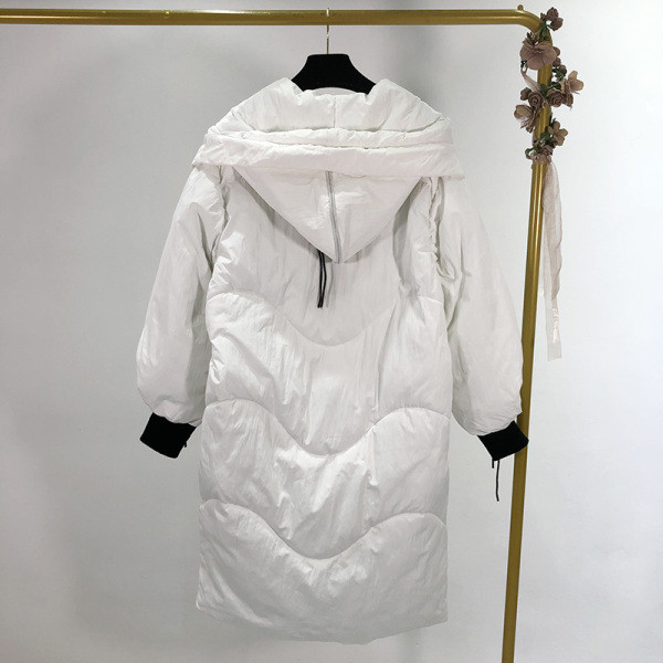 Hosszú téli kabát fűzővel és cipzárral fehér és fekete színben