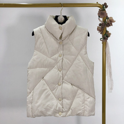 Vesta scurta de iarna cu nasturi in alb si negru