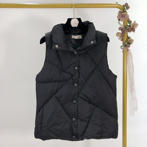 Vesta scurta de iarna cu nasturi in alb si negru