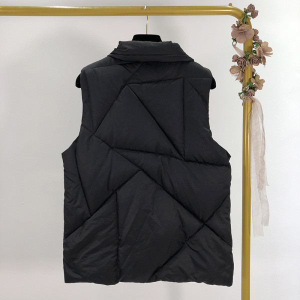 Vesta scurta de iarna cu nasturi in alb si negru