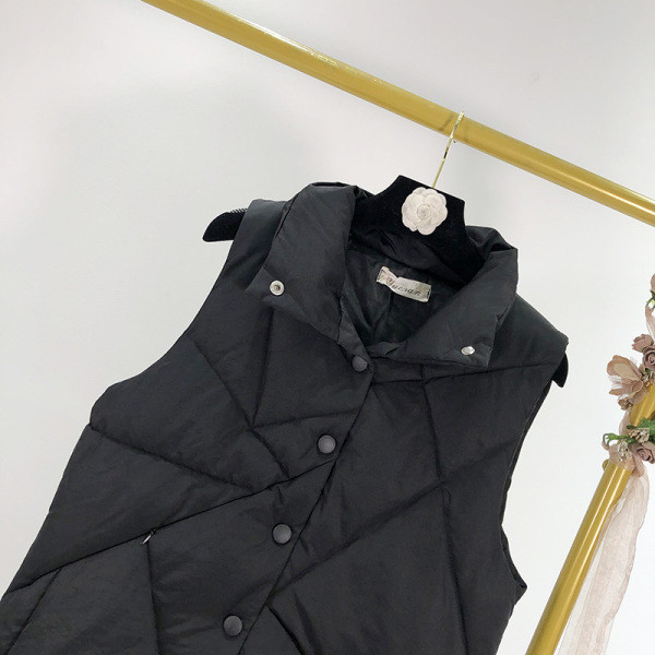 Vesta scurta de iarna cu nasturi in alb si negru