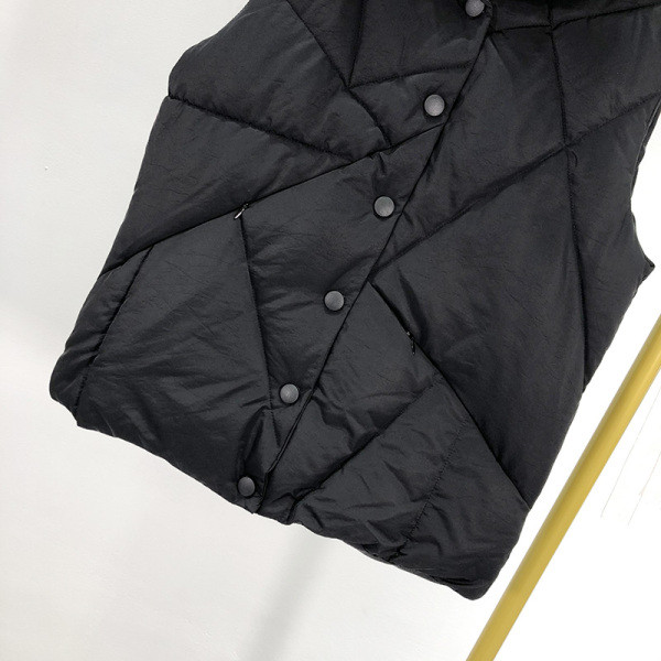 Vesta scurta de iarna cu nasturi in alb si negru