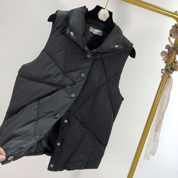 Vesta scurta de iarna cu nasturi in alb si negru