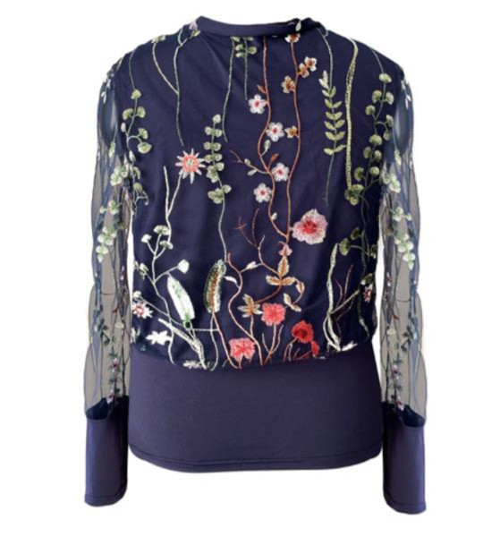 Μοντέρνα γυναικεία μπλούζα με κεντήματα και μανίκια τούλι με μπλε χρώμα