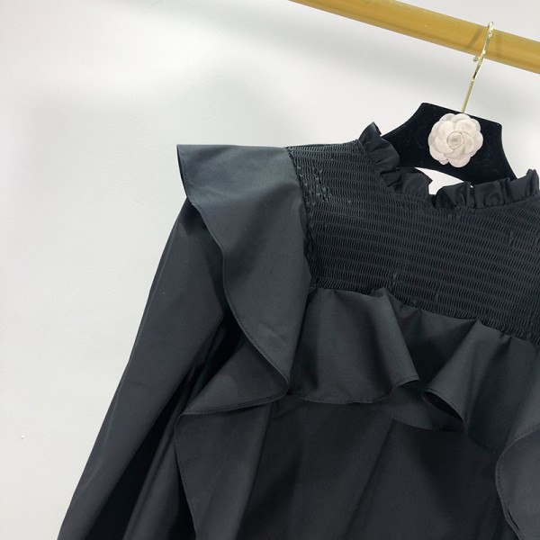 Γυναικεία φαρδιά μπλούζα με βολάν και κορδόνια σε μαύρο χρώμα