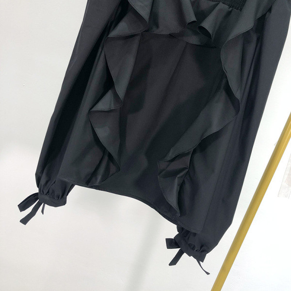 Γυναικεία φαρδιά μπλούζα με βολάν και κορδόνια σε μαύρο χρώμα