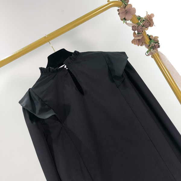 Γυναικεία φαρδιά μπλούζα με βολάν και κορδόνια σε μαύρο χρώμα