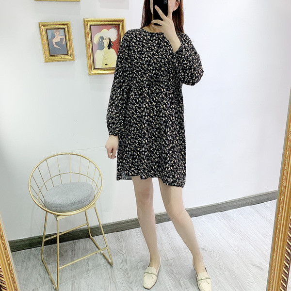 Σύντομο φαρδύ γυναικείο φόρεμα σε σκούρο χρώμα και μακρύ μανίκι