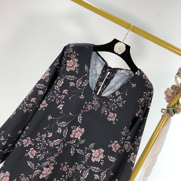 Σύντομο φόρεμα σε μαύρο χρώμα με μοτίβο λουλουδιών