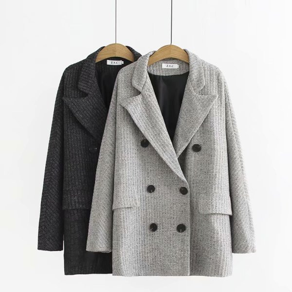 Modern női hosszú kabát, gombokkal és zsebekkel szürke és fekete színben