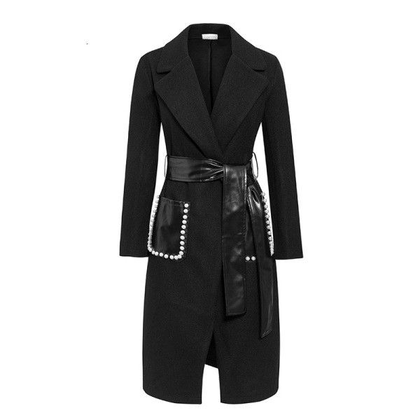 Modern női kabát gyöngyökkel és fekete övvel