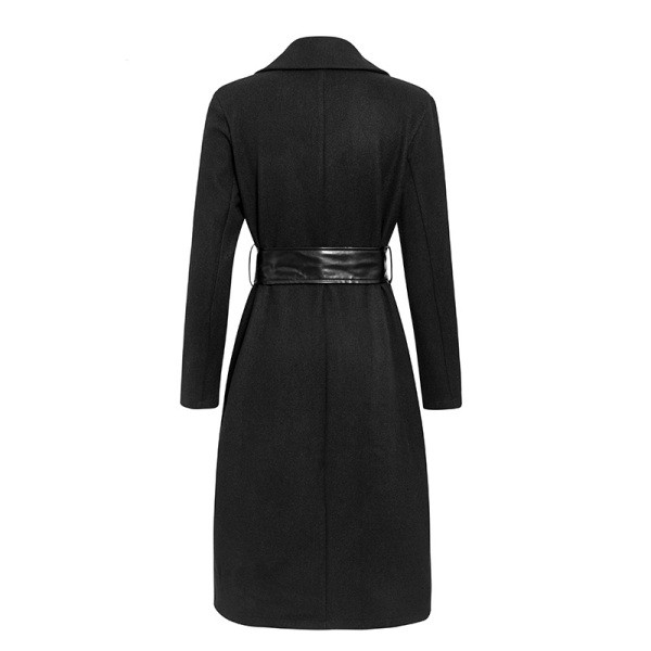 Modern női kabát gyöngyökkel és fekete övvel