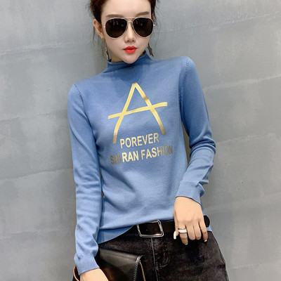 Női blúz színes felirattal fehér, kék és fekete színben