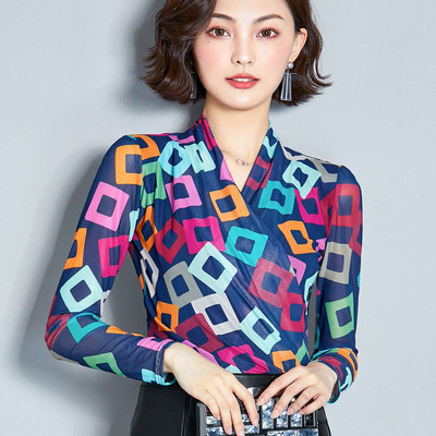 Μοντέρνα γυναικεία μπλούζα με μακριά μανίκια και V-neck