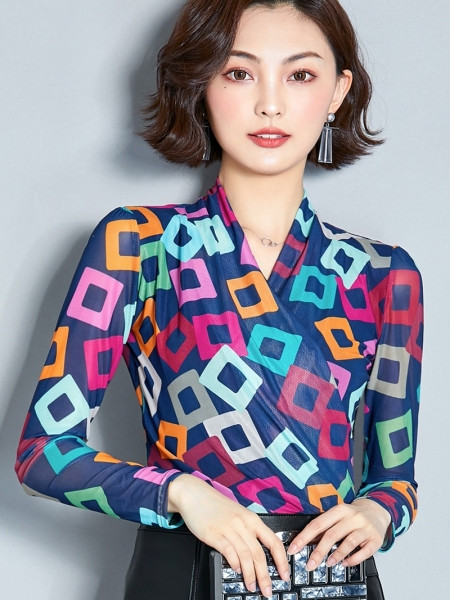 Μοντέρνα γυναικεία μπλούζα με μακριά μανίκια και V-neck