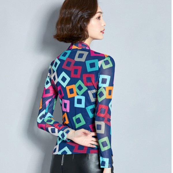 Μοντέρνα γυναικεία μπλούζα με μακριά μανίκια και V-neck