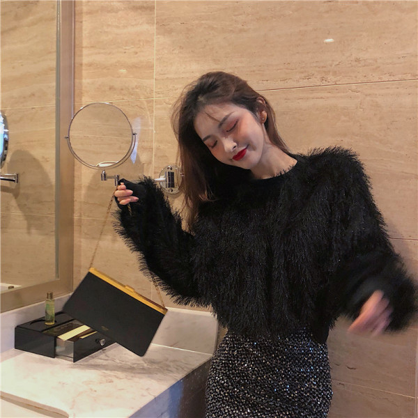 Modern női blúz hosszú ujjal, fekete-fehér rojtokkal