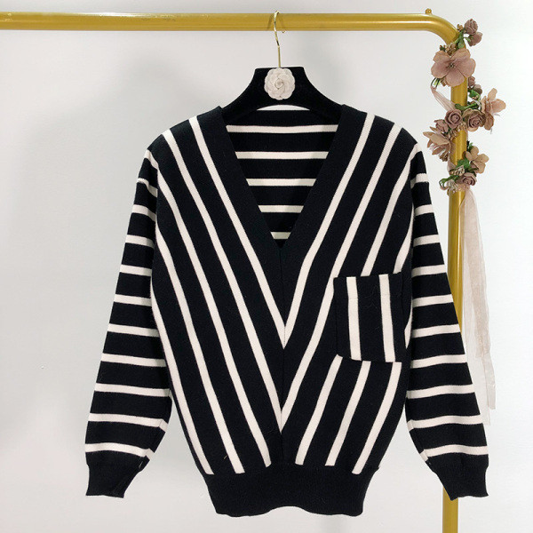 Μοντέρνο ριγέ πουλόβερ με λαιμόκοψη και τσέπη